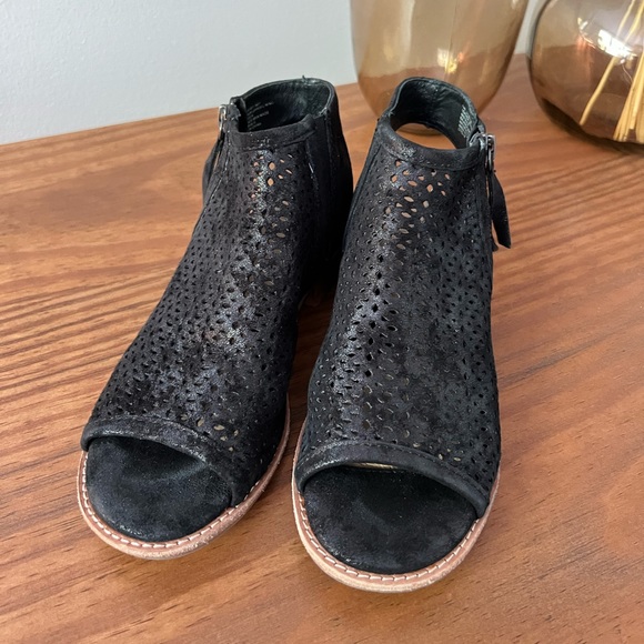 Sofft Natesa Black Shimmer Leather Sandals - Picture 5 of 11